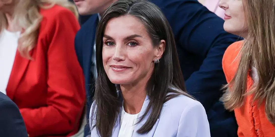 Grey-Blending | H βασίλισσα Letizia μόλις υιοθέτησε την πιο "βολική" τάση μαλλιών για γυναίκες άνω των 50