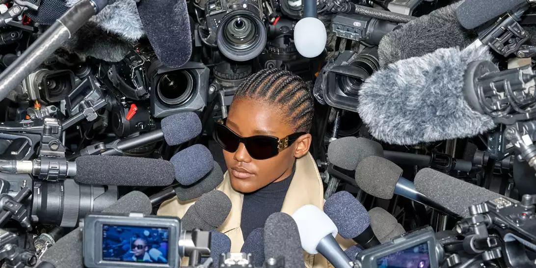 H eyewear συλλογή Dynasty της Balenciaga επαναφέρει τη logomania