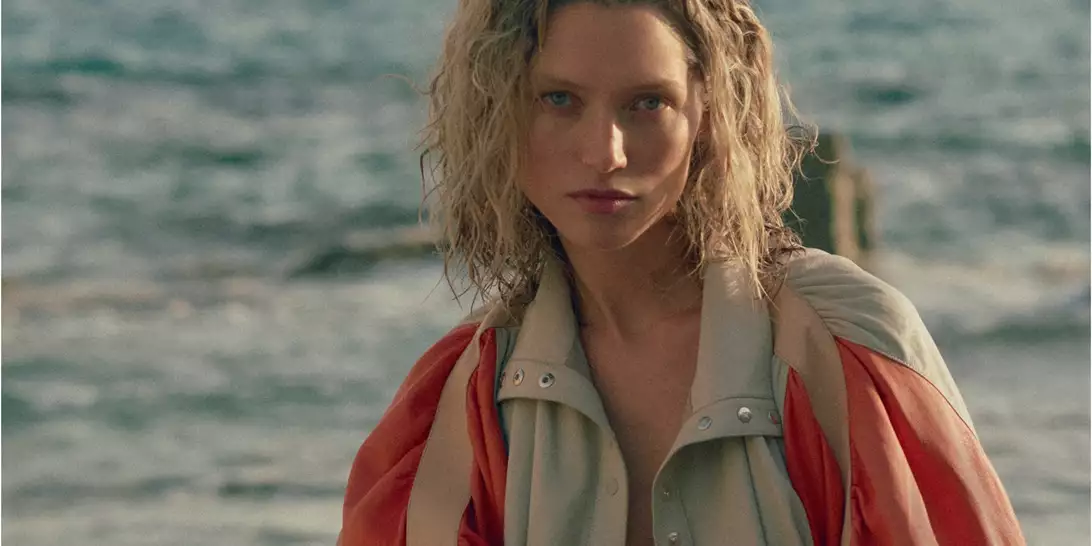 Η Hana Jirickova φωτογραφίζεται αποκλειστικά για το Harper’s Bazaar Greece