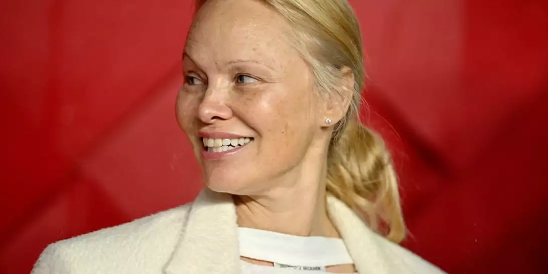 Pamela Anderson | Αποχωρίστηκε τα signature ξανθά μαλλιά της και το νέο της χρώμα είναι ό,τι πιο chic είδαμε εδώ και καιρό