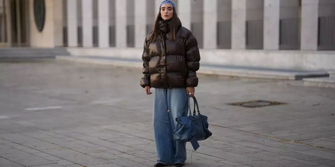 Το καφέ πουπουλένιο μπουφάν που θα φορέσετε και στο γραφείο αυτόν το χειμώνα