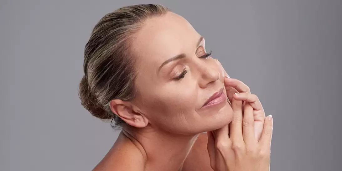 Κηλίδες, δυσχρωμίες, σημάδια | Το συστατικό που τα αντιμετωπίζει άμεσα κι αποτελεσματικά