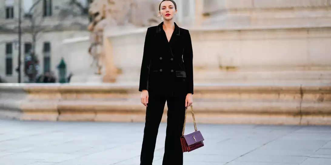 Το timeless βελούδινο κοστούμι που θα αγαπήσετε τα Χριστούγεννα του 2025