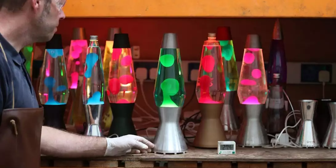 Lava Lamps | Για αυτά τα retro φωτιστικά δίνουν τρελά ποσά στις πλατφόρμες μεταππώλησης