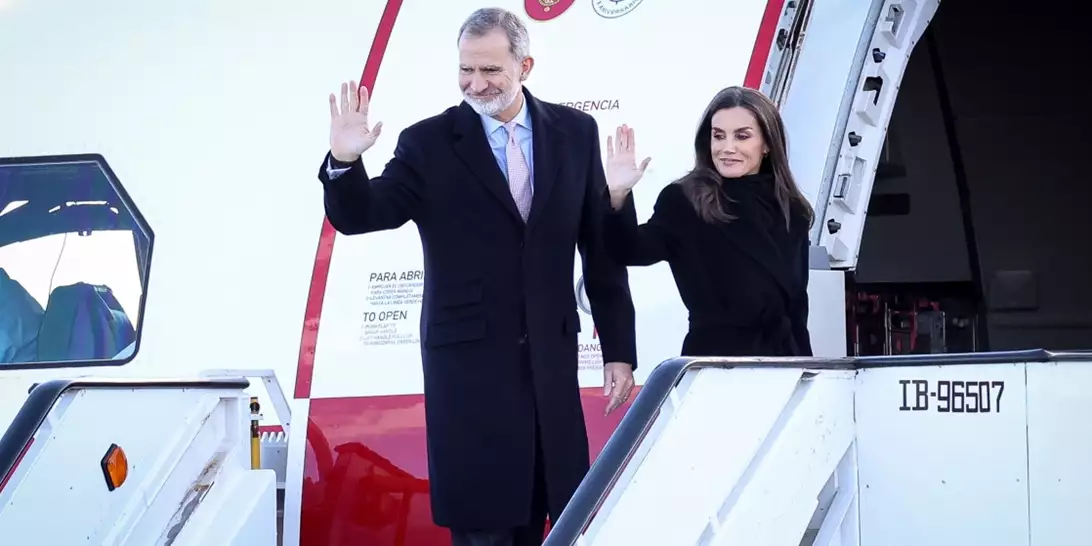 Μαύρα ρούχα, φιάλες αίματος και must ποτά | Τα αυστηρά μέτρα που πρέπει να ακολουθεί το βασιλικό ζευγάρι της Ισπανίας σε ταξίδια