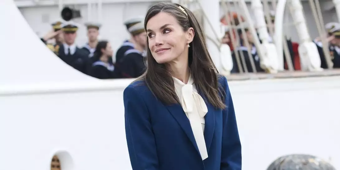 Βασίλισσα Letizia | Ο συμβολισμός πίσω από τo χρυσό αξεσουάρ στον αποχαιρετισμό της Leonor