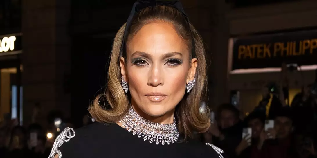 Η Jennifer Lopez υιοθέτησε την τάση μαλλιών που λίγες celebrities άνω των 50 έχουν τολμήσει