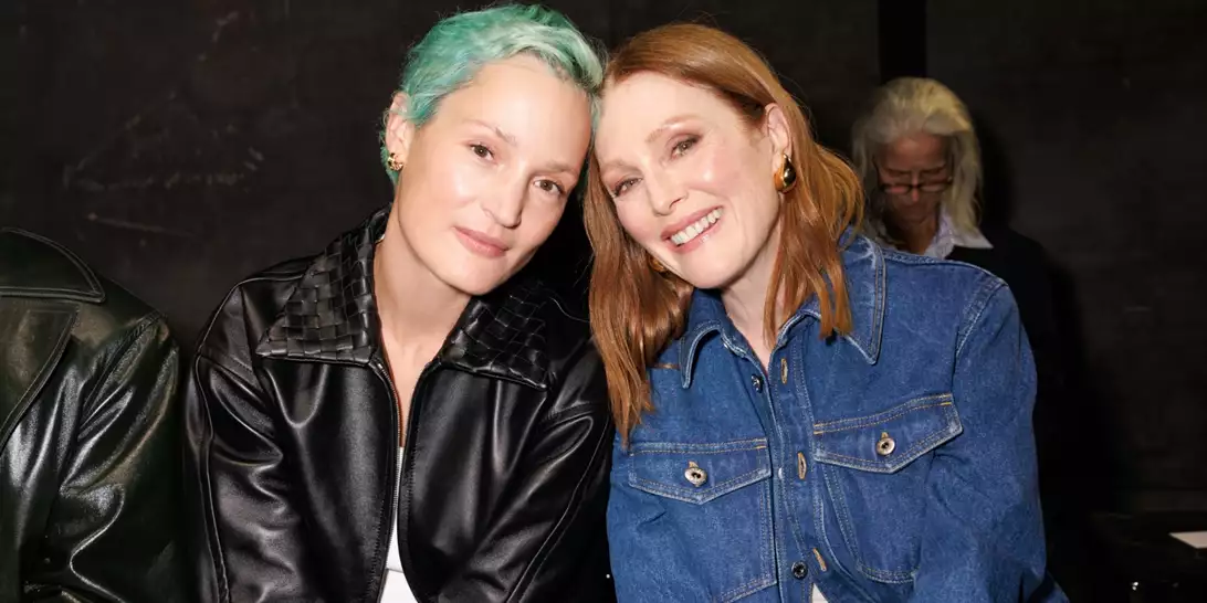 Julianne Moore | Με denim on denim look στο front row του show του οίκου Bottega Veneta