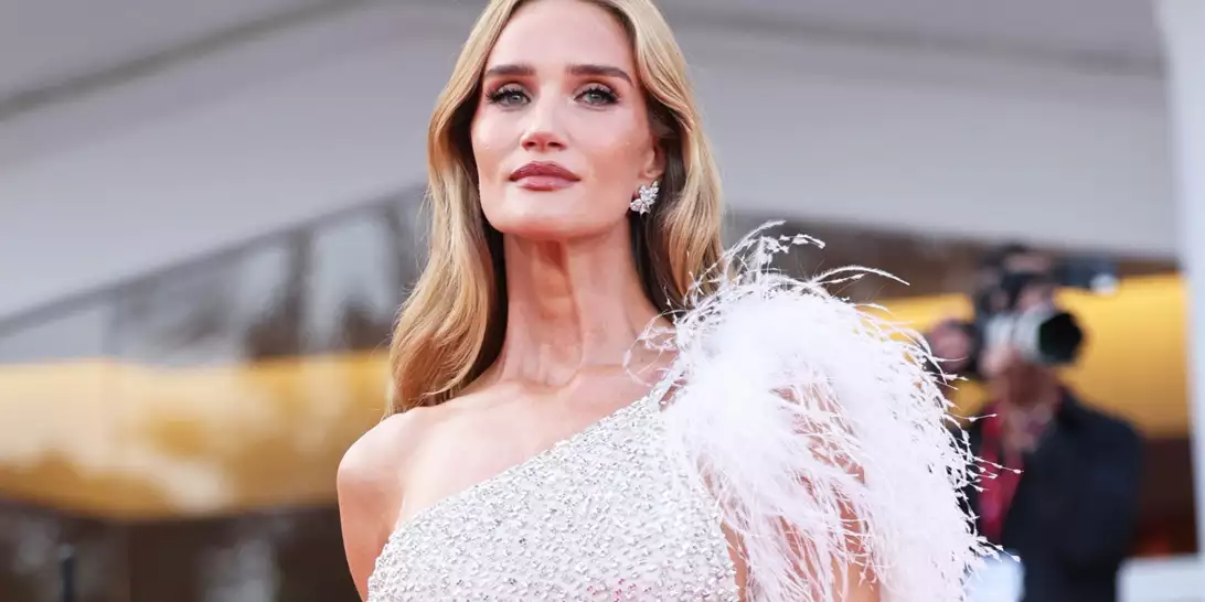 Rosie Huntington-Whiteley | Το mocha mousse gloss της χάρισε πνοή ανανέωσης στο κλασικό Old Hollywood look της