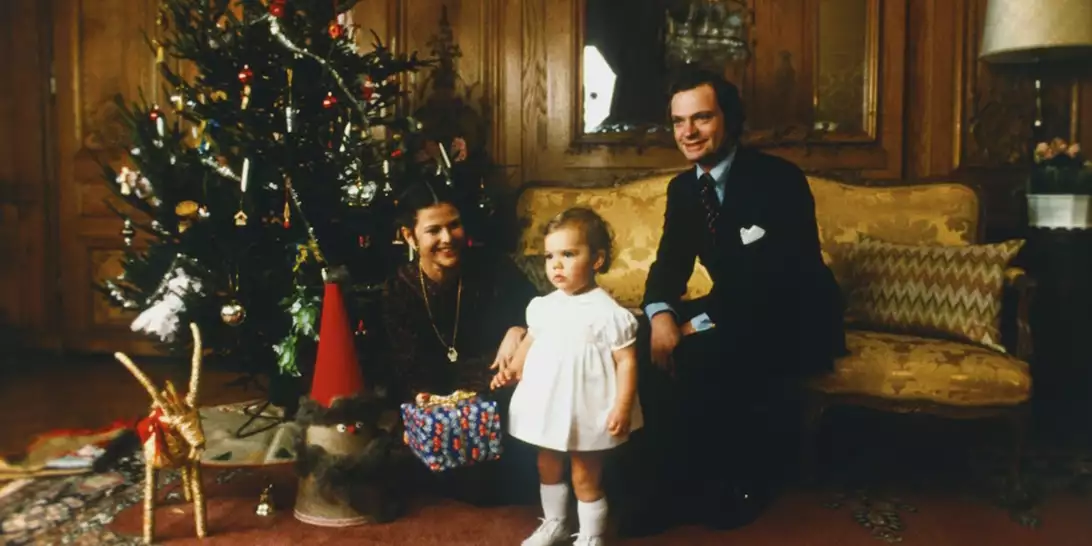 Βασίλισσα Silvia | Τα festive low budget σκουλαρίκια που επέλεξε στον στολισμό του δέντρου στο Παλάτι της Σουηδίας