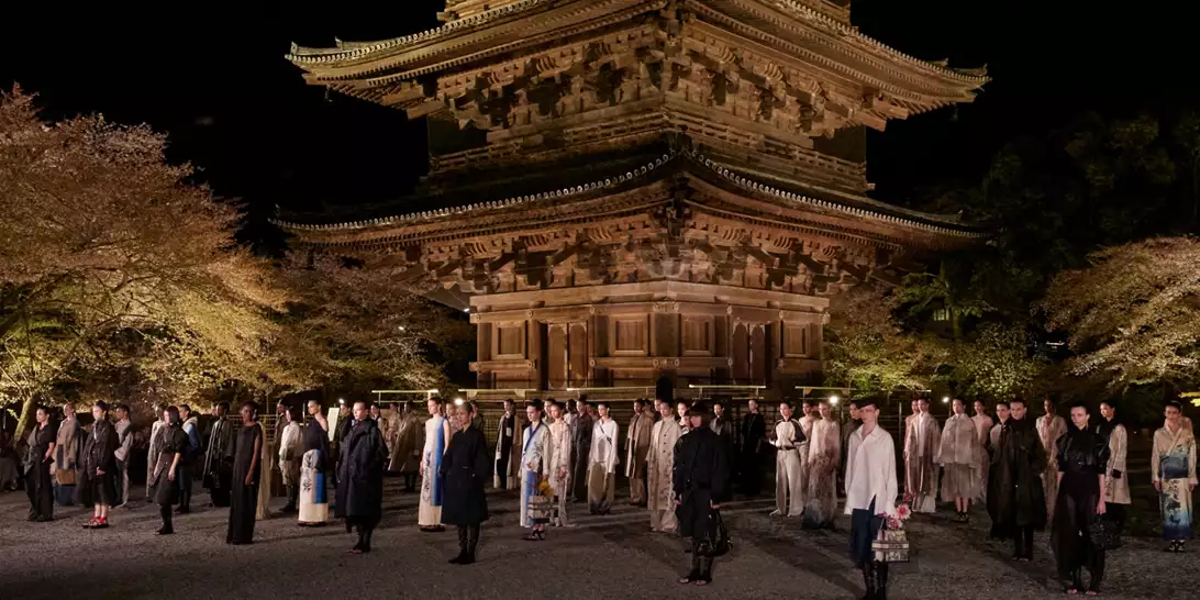 Η γαλλική υψηλή ραπτική συναντά την ιαπωνική στην Pre-Fall 2025 συλλογή του οίκου Dior