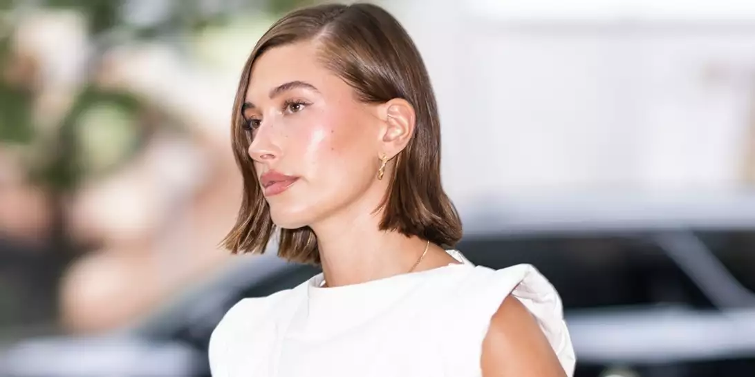 Faded French Mani | Το νέο μανικιούρ της Hailey Bieber είναι η τάση που θα επικρατήσει το φθινόπωρο