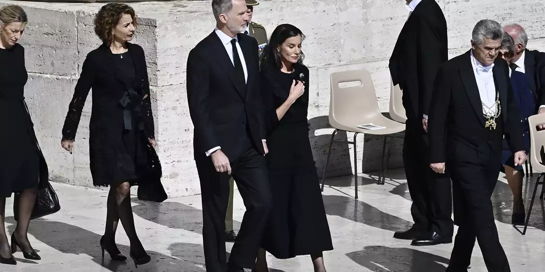 Βασίλισσα Letizia | Το ιστορικό κόσμημα που φόρεσε στην κηδεία του Πάπα Φραγκίσκου