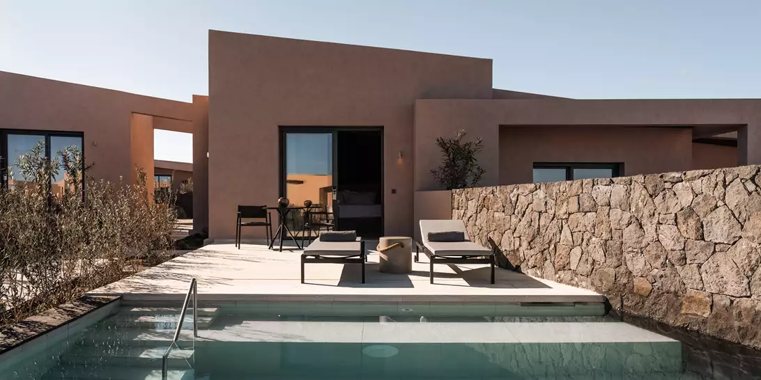 Domes Novos Santorini | Νέα άφιξη στη Σαντορίνη, πλήρως εναρμονισμένη με την ιδιοσυγκρασία του μαγικού αυτού νησιού