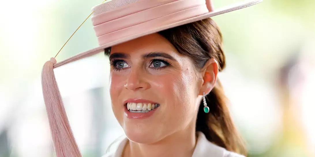 Πριγκίπισσα Ευγενία | Μαγνήτισε τα βλέμματα φορώντας ένα σατέν φόρεμα με σκίσιμο στο πόδι