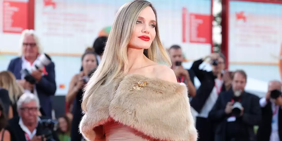 Angelina Jolie | Αυτό ήταν το κατακόκκινο κραγιόν που φόρεσε στη πρεμιέρα της ταινίας "Maria"