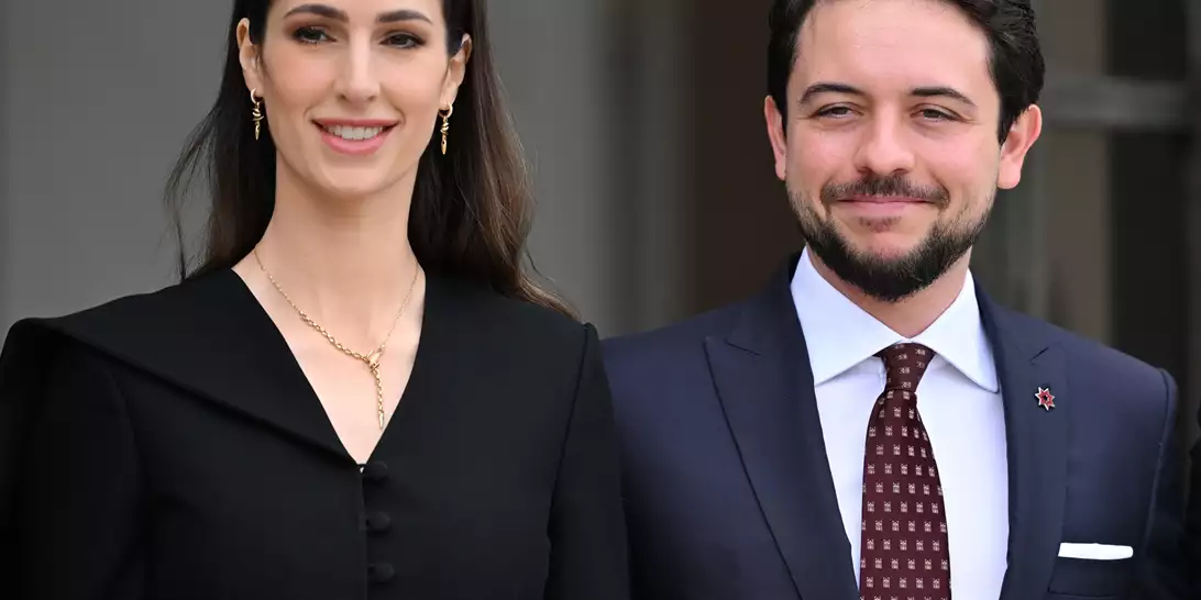 Πρίγκιπας Hussein & πριγκίπισσα Rajwa | Σε σπάνιο πορτρέτο με την κόρη τους πριγκίπισσα Iman για τον ερχομό του νέου έτους