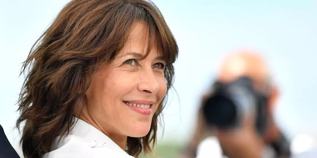 "Μείον 2 κιλά τις πρώτες εβδομάδες": Η μέθοδος αδυνατίσματος της Sophie Marceau για να παραμένει σε φόρμα μετά τα 50