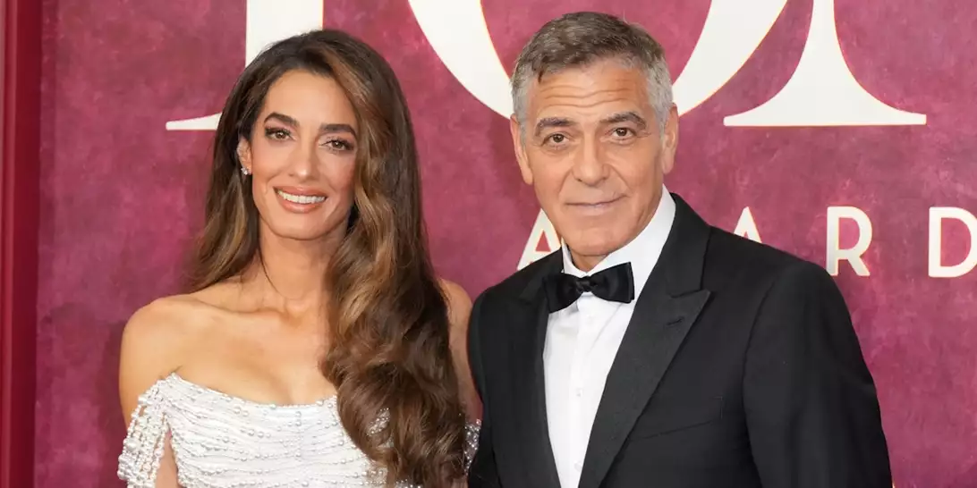 George & Amal Clooney | Το τρυφερό φιλί που κατέγραψε ο φακός στα παρασκήνια των Tony Awards