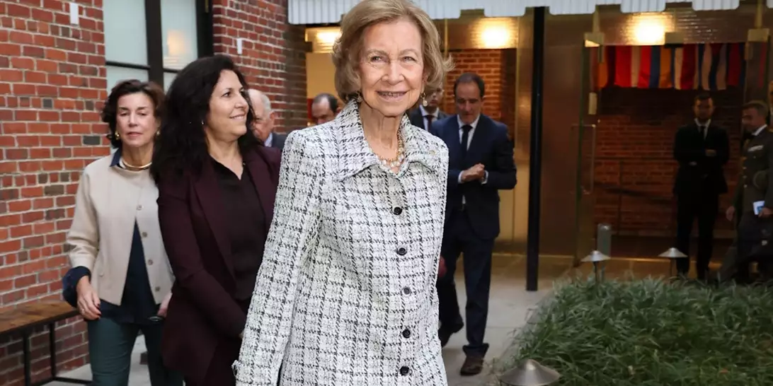 Η βασίλισσα Σοφία στην καλύτερη εμφάνισή της για το 2025 με τουίντ κοστούμι και τα αγαπημένα της μαργαριτάρια