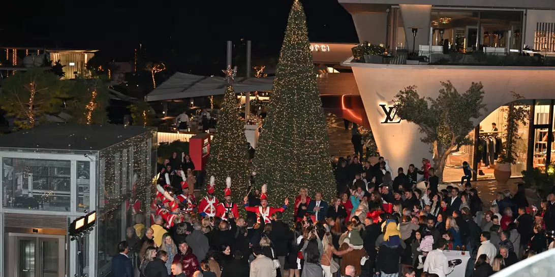 Η Astir Marina άναψε το πρώτο της χριστουγεννιάτικο δέντρο