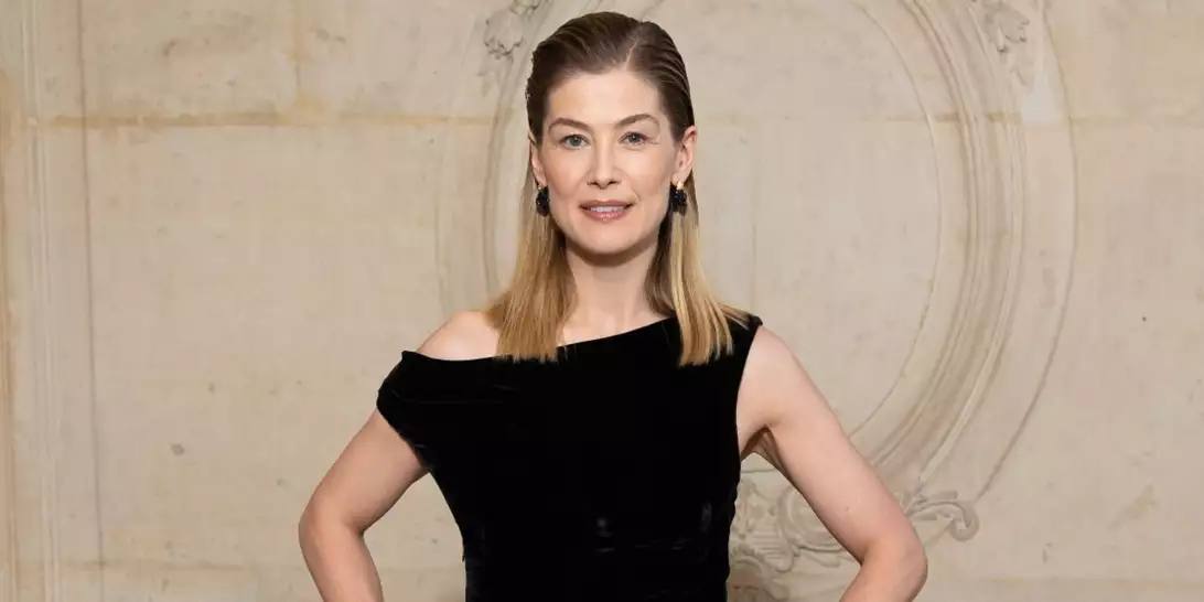 Η Rosamund Pike αποκαλύπτει την τρομακτική στιγμή που της άρπαξε το τηλέφωνο ένας ληστής πάνω στο ποδήλατο