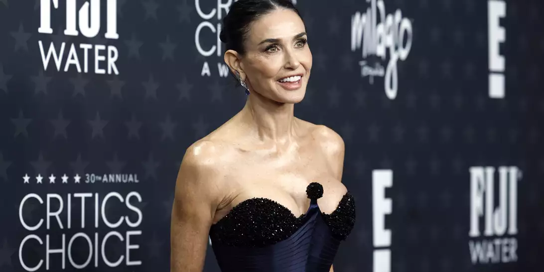 Demi Moore | Με δημιουργία του οίκου Schiaparelli στο κόκκινο χαλί των Critics' Choice Awards λίγο πριν τα ευχάριστα νέα