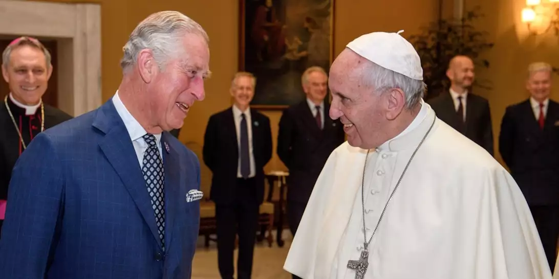 Βασιλιάς Κάρολος | Γιατί δεν επιτρέπεται να είναι παρών στην κηδεία του Πάπα;