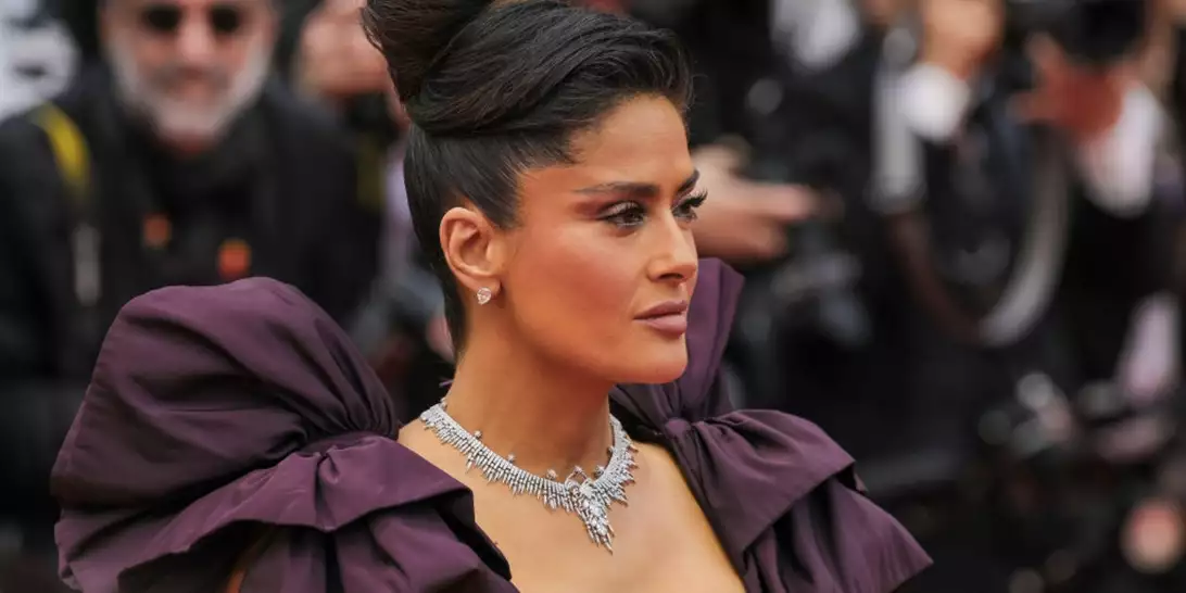 3 "χρυσοί" κανόνες για να αναδείξετε τα γκρίζα μαλλιά σας όπως η Salma Hayek