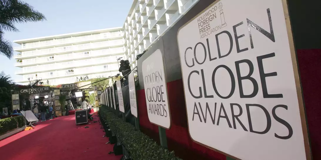 Χρυσές Σφαίρες | Η τυφλή ηθοποιός Aria Mia Loberti περπάτησε στο κόκκινο χαλί με τον σκύλο- οδηγό της