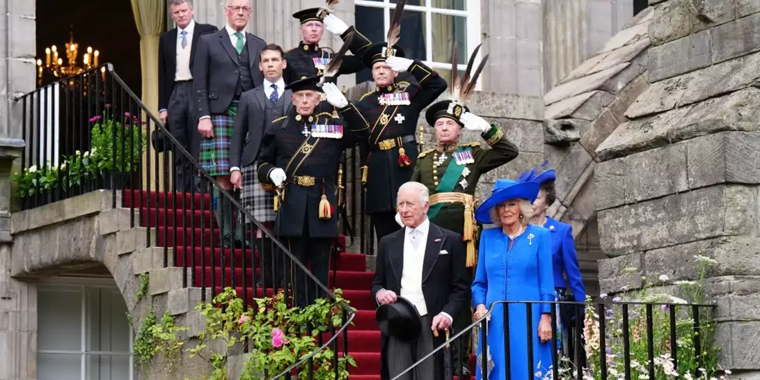 Η βασίλισσα Καμίλα φόρεσε μια ιστορική καρφίτσα γεμάτη συμβολισμούς σε Garden Party στο Εδιμβούργο