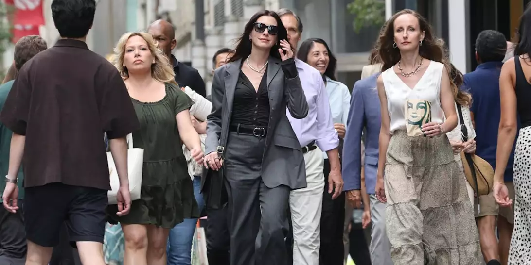 Η Anne Hathaway στo σετ του The Devil Wears Prada 2 - Όλες οι εμφανίσεις της μέχρι σήμερα