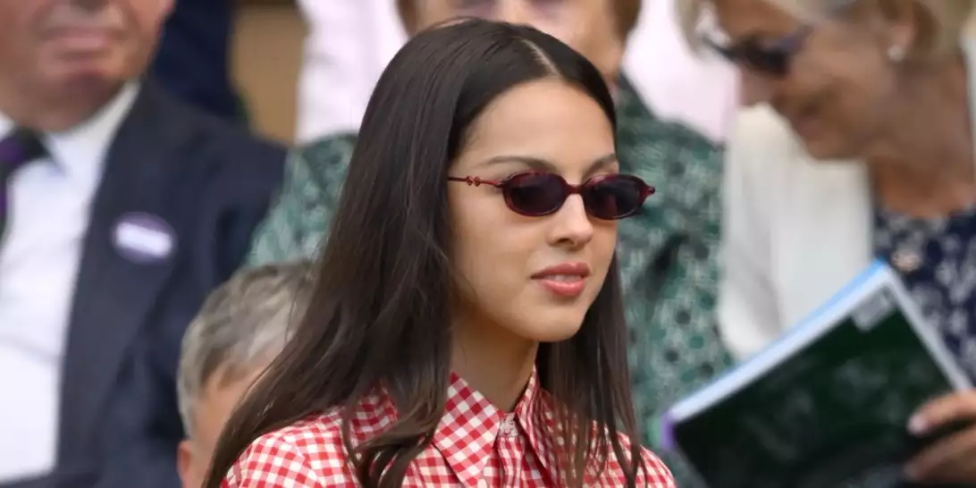 Η Olivia Rodrigo στο πνεύμα του Wimbledon με vintage φόρεμα Ralph Lauren και τον Louis Patridge στο πλευρό της