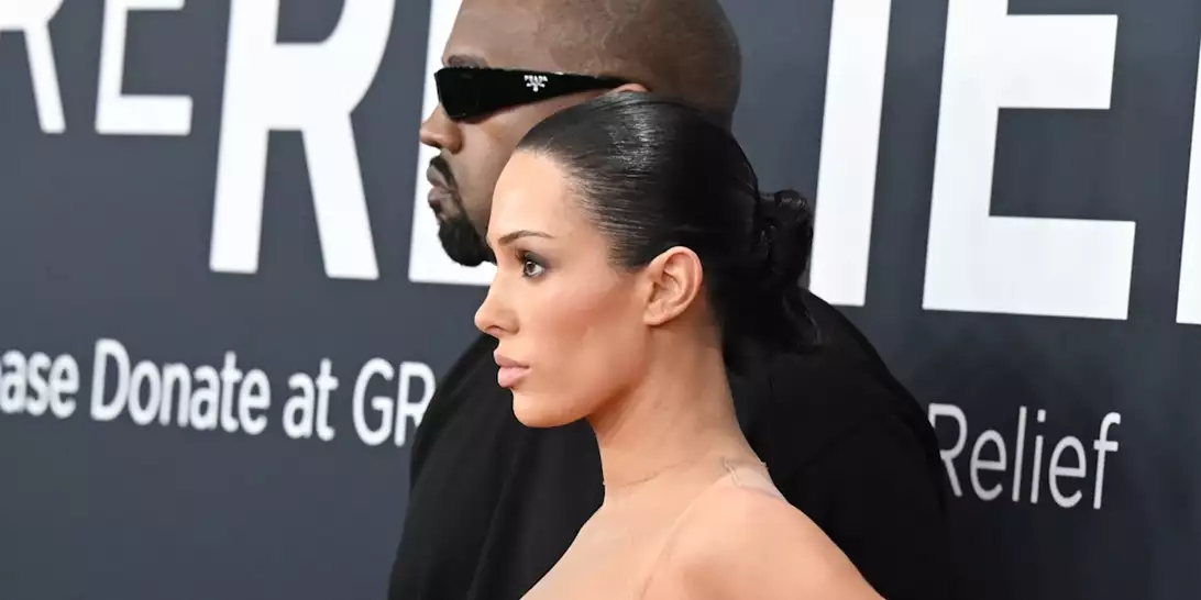 Έπιπλα με γυναικεία σώματα; Η Bianca Censori διχάζει ξανά σε νέα της έκθεση στη Σεούλ