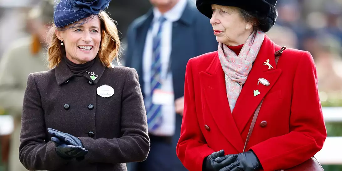 Πριγκίπισσα Άννα | Με κόκκινο παλτό δίνει το έναυσμα για την γιορτινή περίοδο