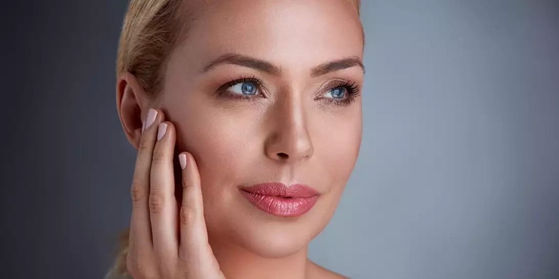 5 οροί προσώπου που διατηρούν την επιδερμίδα νεανική και σφριγηλή