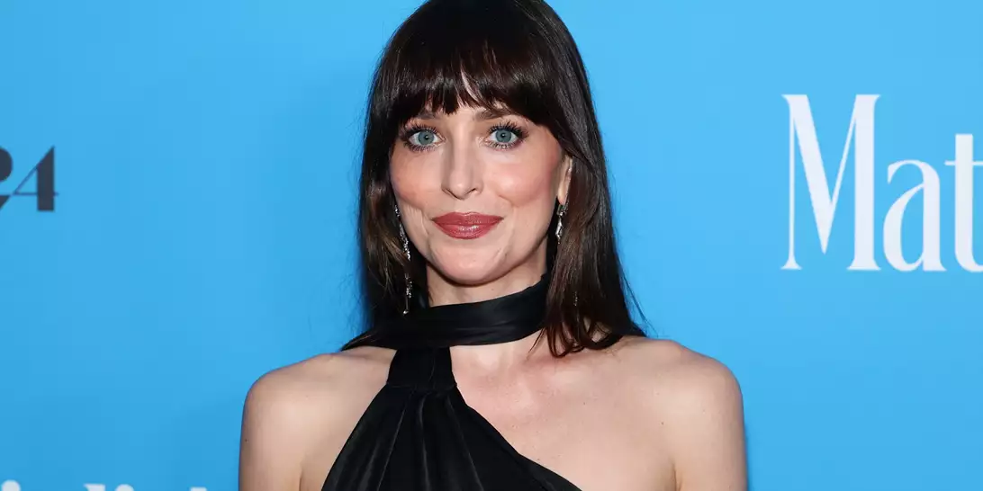 Dakota Johnson | Με μικροσκοπικό μπικίνι πάνω σε σκάφος μετά τον χωρισμό της από τον Chris Martin