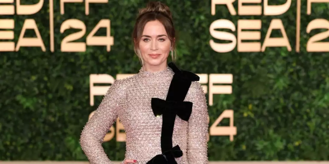 Emily Blunt | Το φόρεμα που επέλεξε και την κάνει να μοιάζει με σέξι χριστουγεννιάτικο δώρο