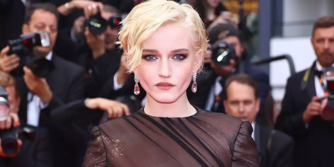 Κάννες 2025 | Η διακριτική λεπτομέρεια στο μακιγιάζ της Julia Garner που φωτίζει το βλέμμα