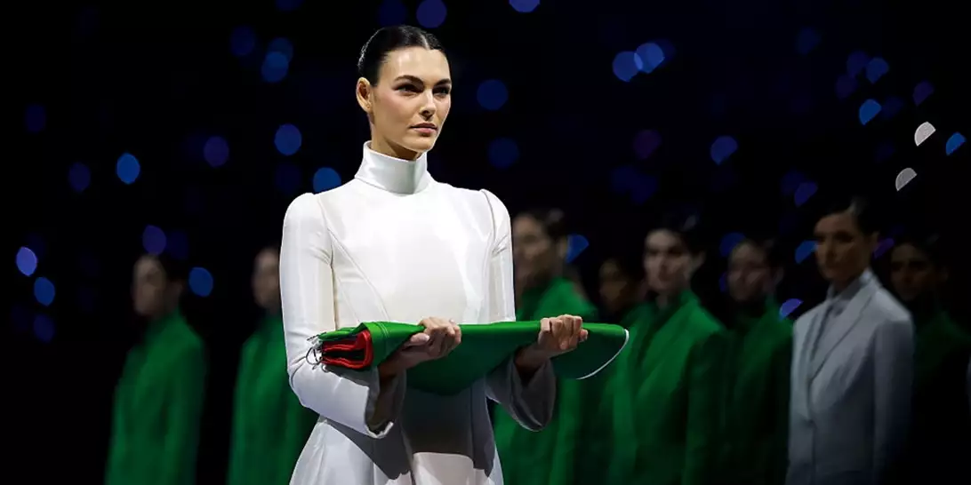 Γιατί το Armani Privé φόρεμα της Vittoria Ceretti στην τελετή έναρξης στο Μιλάνο είναι φόρος τιμής στην Carla Bruni;