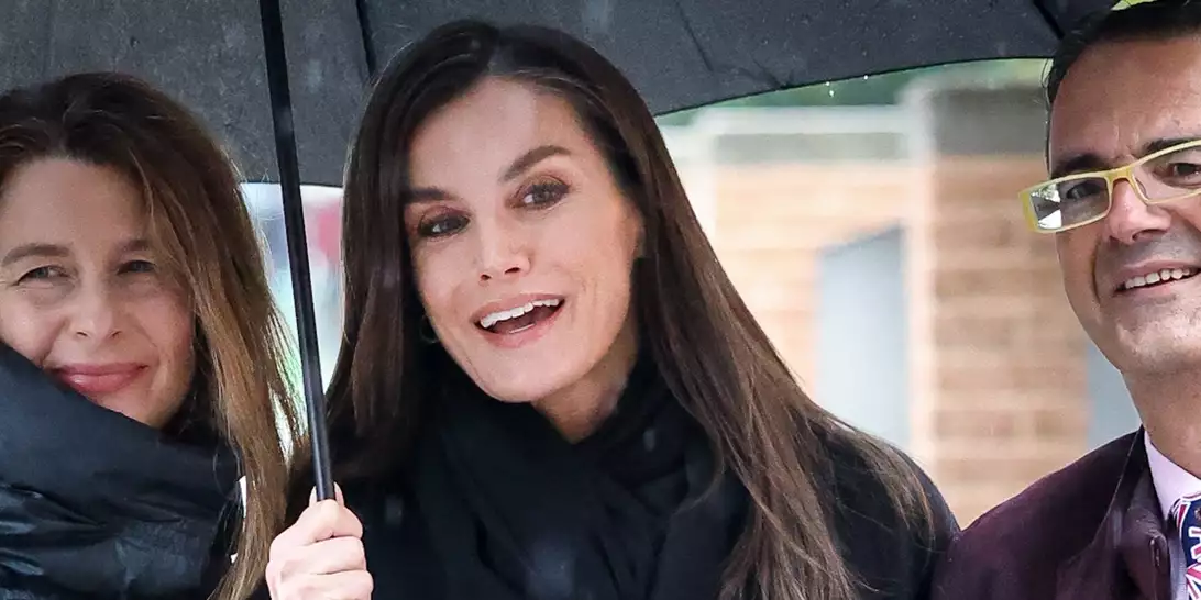 Βασίλισσα Letizia: Σπάνια εμφάνιση με τη γραμματέα της στη βροχερή Μαδρίτη