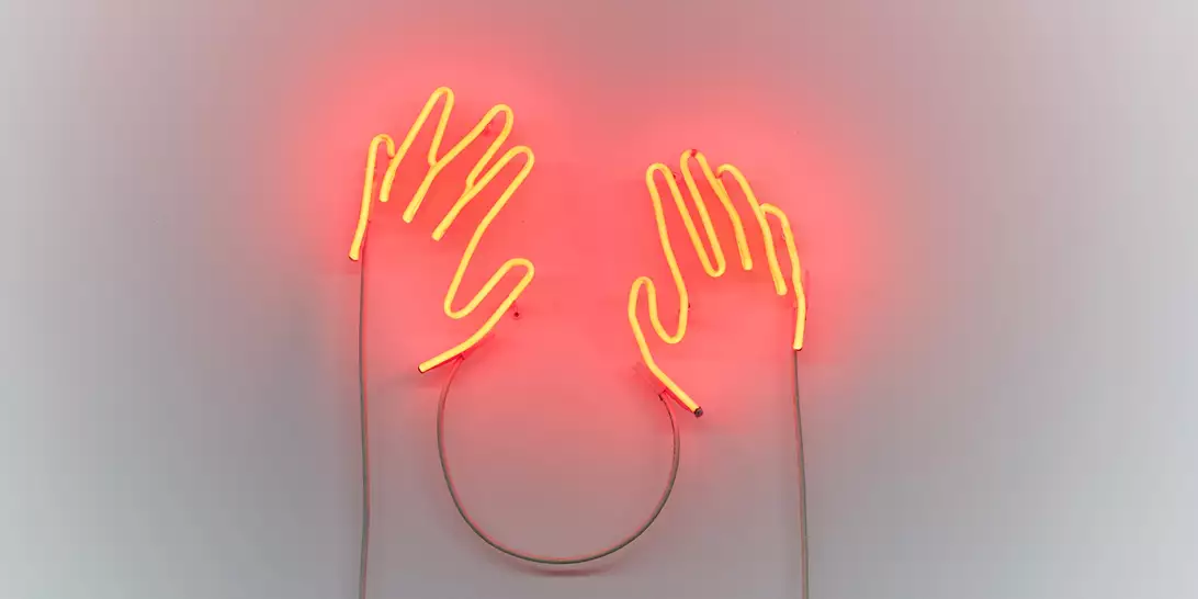 Blue Moon | Ο Γιώργος Μαραζιώτης παρουσιάζει μία από τις πιο σύγχρονες εκθέσεις που μπορείτε να δείτε φέτος σε ελληνικό νησί