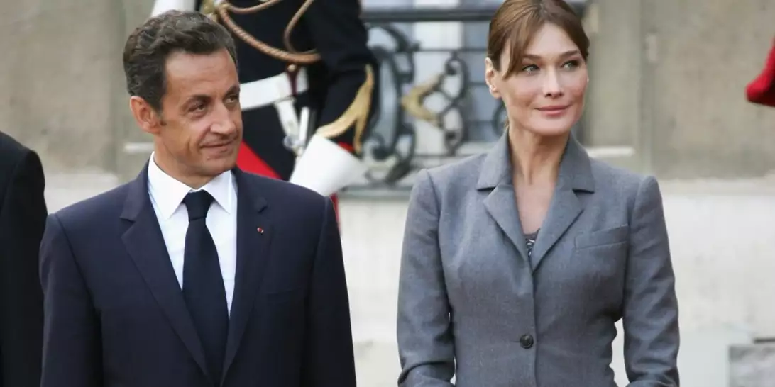 H Carla Bruni αναβίωσε ένα look του 2008 στο Παρίσι