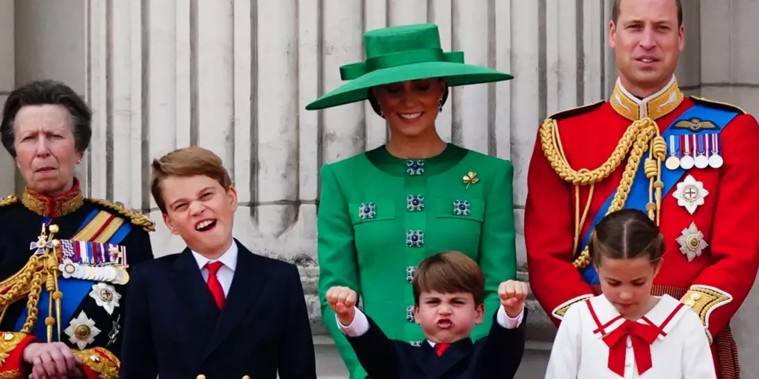 Είχε να μοιάσει! Ο πρίγκιπας Louis θυμίζει τον παππού του, βασιλιά Κάρολο σε φωτογραφία του 1950