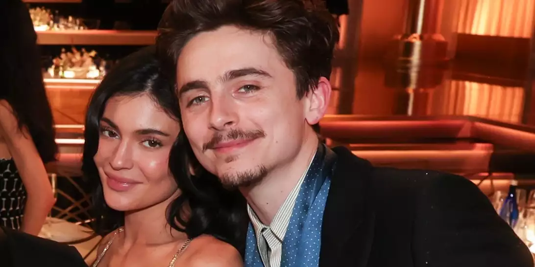 Kylie Jenner | Στο πλευρό του Timothee Chalamet με το vintage Vercace της Elizabeth Hurley