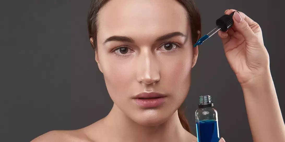 Οι καλύτεροι συσφικτικοί οροί προσώπου για γυναίκες άνω των 50