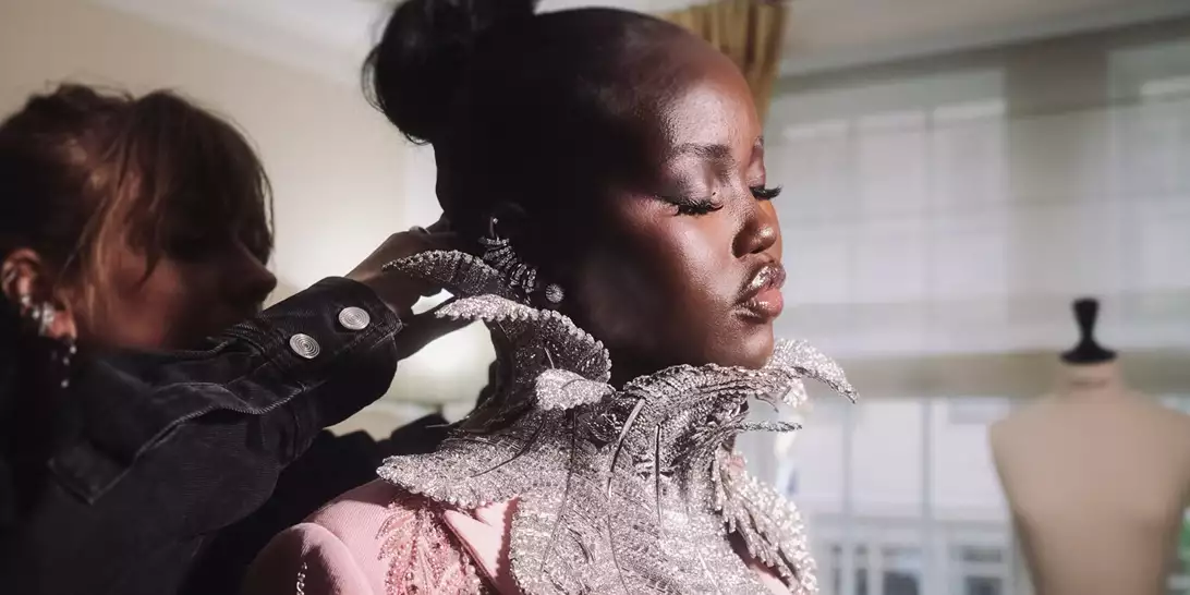 Η μεταμόρφωση της Adut Akech σε κύκνο της Swarovski για το Met Gala 2025