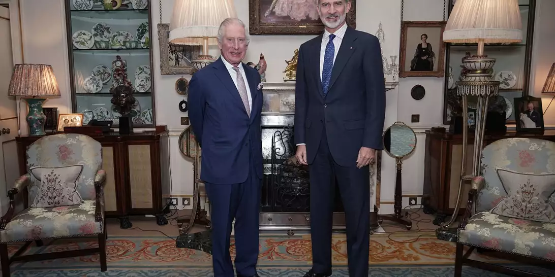 Στο πλευρό του Felipe της Ισπανίας ο βασιλιάς Κάρολος & η βασίλισσα Camila μετά τη σύγκρουση των τρένων