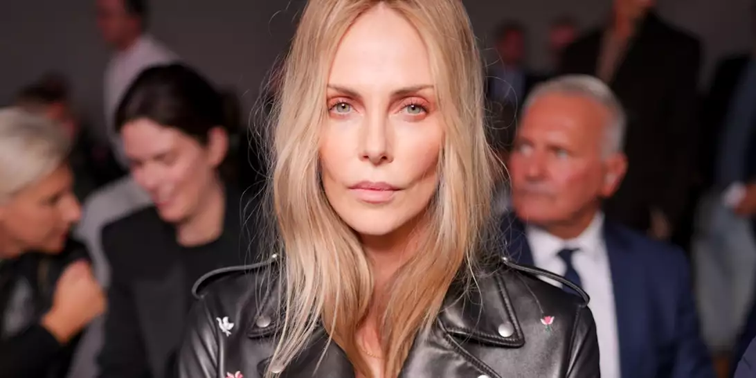 "Του γύρισε την πλάτη": Ο λόγος που η Charlize Theron αγνόησε επιδεικτικά τον Johnny Depp