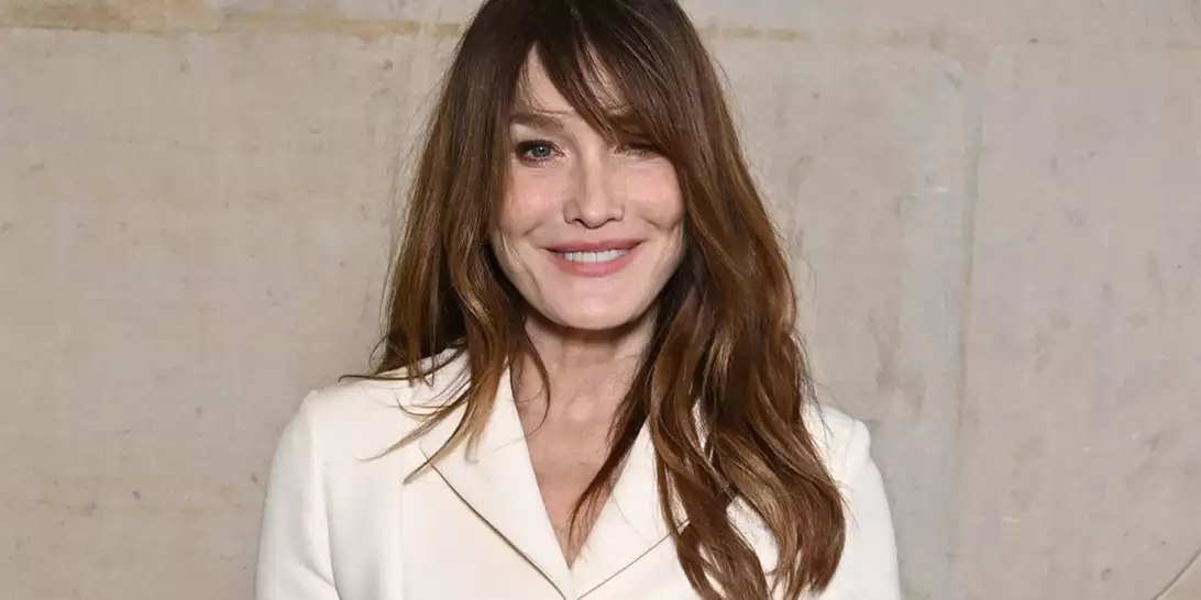 Η Carla Bruni υιοθέτησε μία από τις "απαγορευτικές" τάσεις μαλλιών για γυναίκες άνω των 50